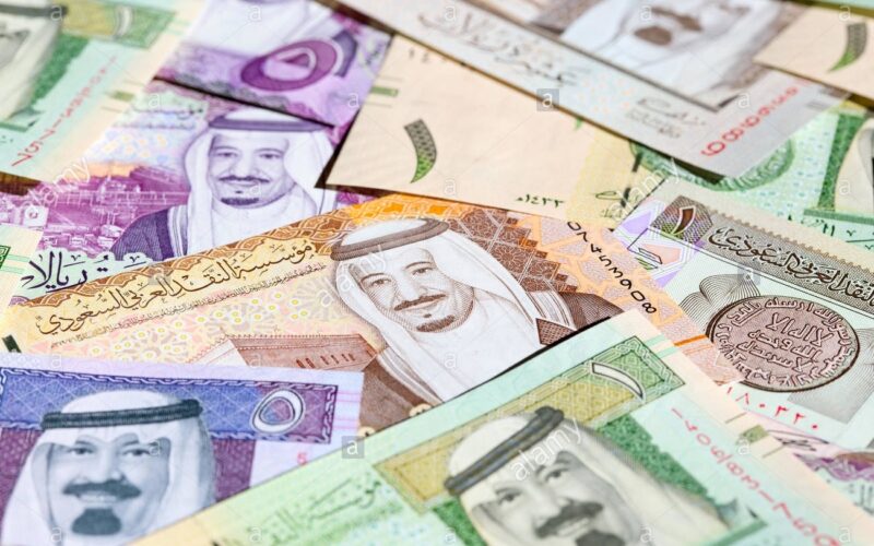 سعر الريال السعودي في السوق السوداء والبنوك اليوم الاثنين 15 يناير 2025