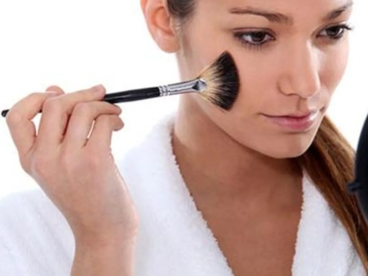 طرق وضع المكياج البسيط في المنزل خطوة بخطوة