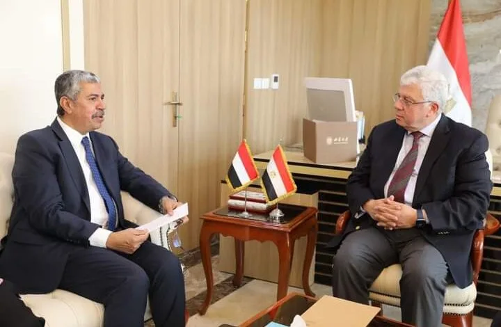 وزير التعليم العالي يناقش مع السفير اليمني بالقاهرة سبل تعزيز التعاون