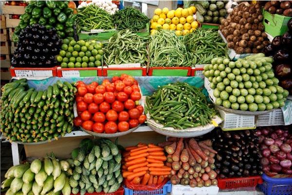 أسعار الخضروات والفاكهة اليوم الخميس 18 أبريل 2024 في سوق العبور وللمستهلك