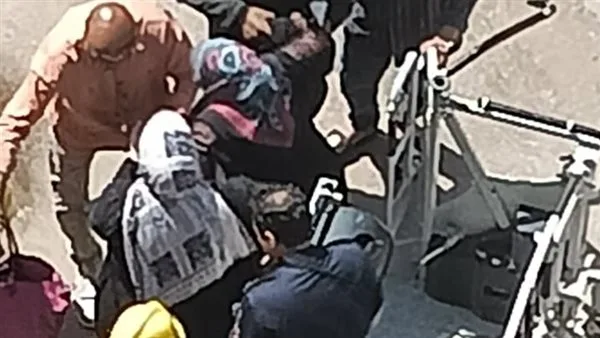 إنقاذ 36 شخصًا من منزل في السلام بعد انهيار أجزاء بسلم العقار| صور إنقاذ 36 شخصًا من منزل في السلام بعد انهيار أجزاء بسلم العقار| صور