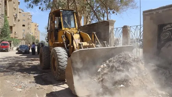 محافظة الجيزة تشن حملات نظافة مكبرة بالبوابة الثانية القديمة في حدائق الأهرام