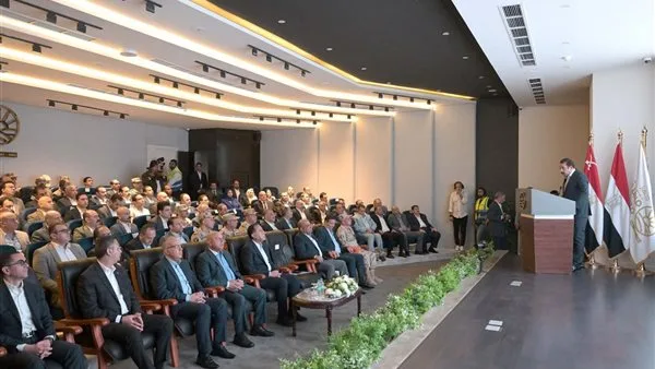 رئيس الوزراء يستمع لعرض تقديمي حول مشروعات ومجالات التنمية لجهاز مستقبل مصر رئيس الوزراء يستمع لعرض تقديمي حول مشروعات ومجالات التنمية لجهاز مستقبل مصر