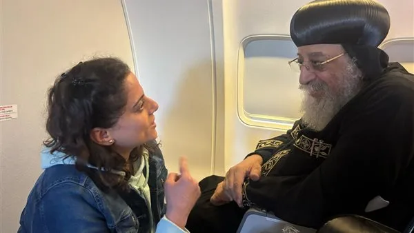 البابا تواضروس الثاني يجلس مع مجموعة من أبناء الكنيسة في الطائرة إلى بولندا | صور البابا تواضروس الثاني يجلس مع مجموعة من أبناء الكنيسة في الطائرة إلى بولندا | صور