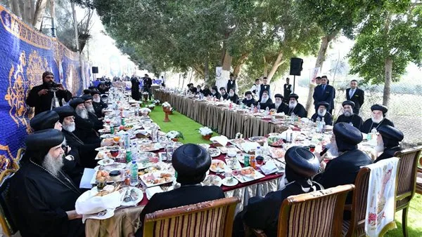 البابا تواضروس يلتقي أحبار الكنيسة على مائدة إفطار شم النسيم في دير السريان| صور