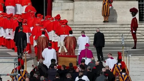 دقائق قبل إغلاق التابوت أمام المودعين.. الخطوات التالية للبابا فرنسيس قبل تشييع الجنازة السبت