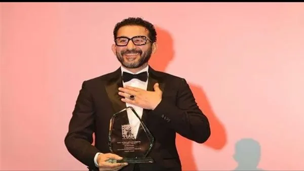 مصري وصف أول؟.. أحمد حلمي يعتذر عن واقعة زوج كارمن سليمان خلال عرض مسرحية بني آدم