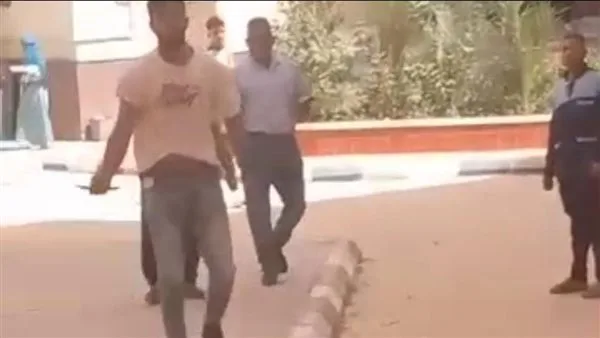 الأمن يفحص حادث طعن بسلاح أبيض داخل الحرم الجامعي بجامعة سوهاج الأمن يفحص حادث طعن بسلاح أبيض داخل الحرم الجامعي بجامعة سوهاج