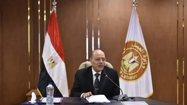 الراتب 24 ألف جنيه.. وزير العمل يعلن عن 62 فرصة عمل بمهنة سائق حافلة في دولة خليجية الراتب 24 ألف جنيه.. وزير العمل يعلن عن 62 فرصة عمل بمهنة سائق حافلة في دولة خليجية