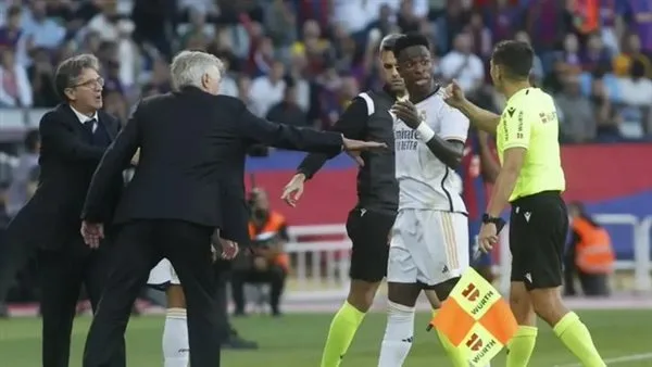 النيابة الإسبانية تسقط تهم العنصرية عن 2 من مشجعي برشلونة تجاه فينيسيوس