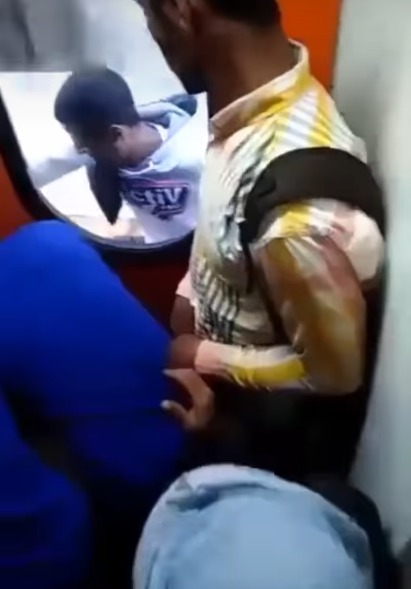 لقطات من فيديو شاب معلق بباب قطار سكة حديد 