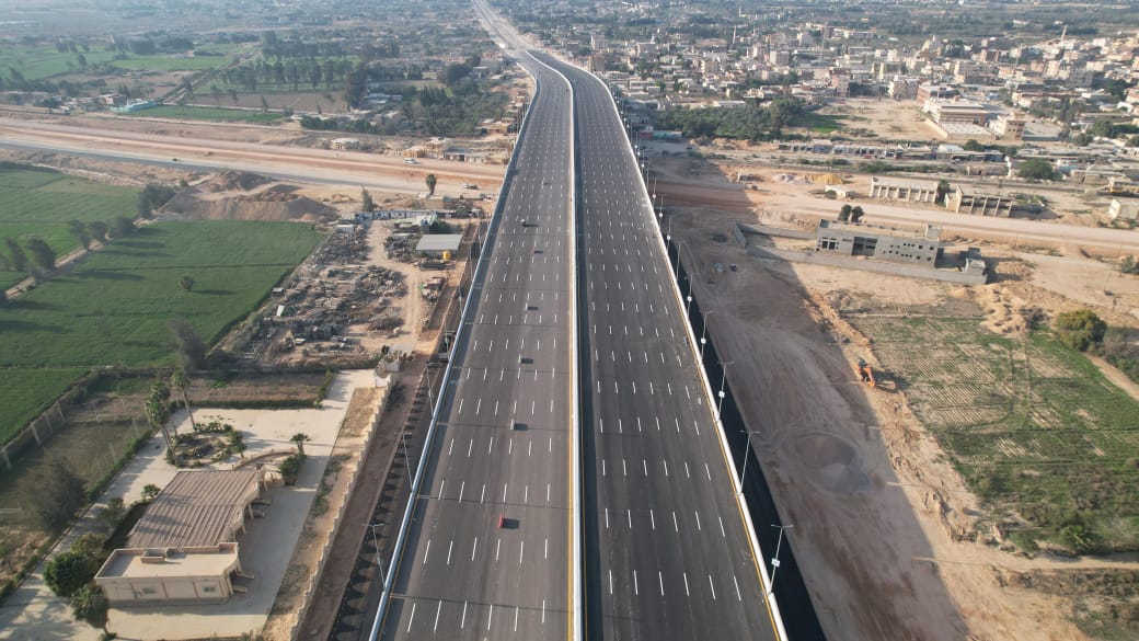 أحدث صور لـ محور تقاطع طريق حسن علام مع مسار القطار السريع في مدينة برج العرب بالإسكندرية