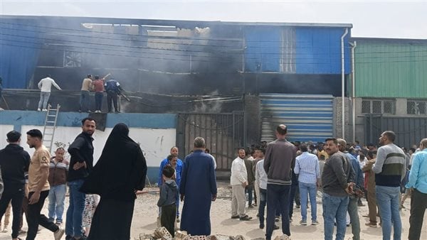 إصابة شخص في حريق بمصنع مراتب فايبر بكفر الشيخ.. والحماية المدنية تسيطر عليه