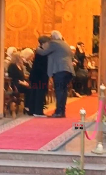 أحمد حلمي وعمرو الليثي يقدمان واجب العزاء في زوج الإعلامية سناء منصور بمسجد الشرطة بالشيخ زايد