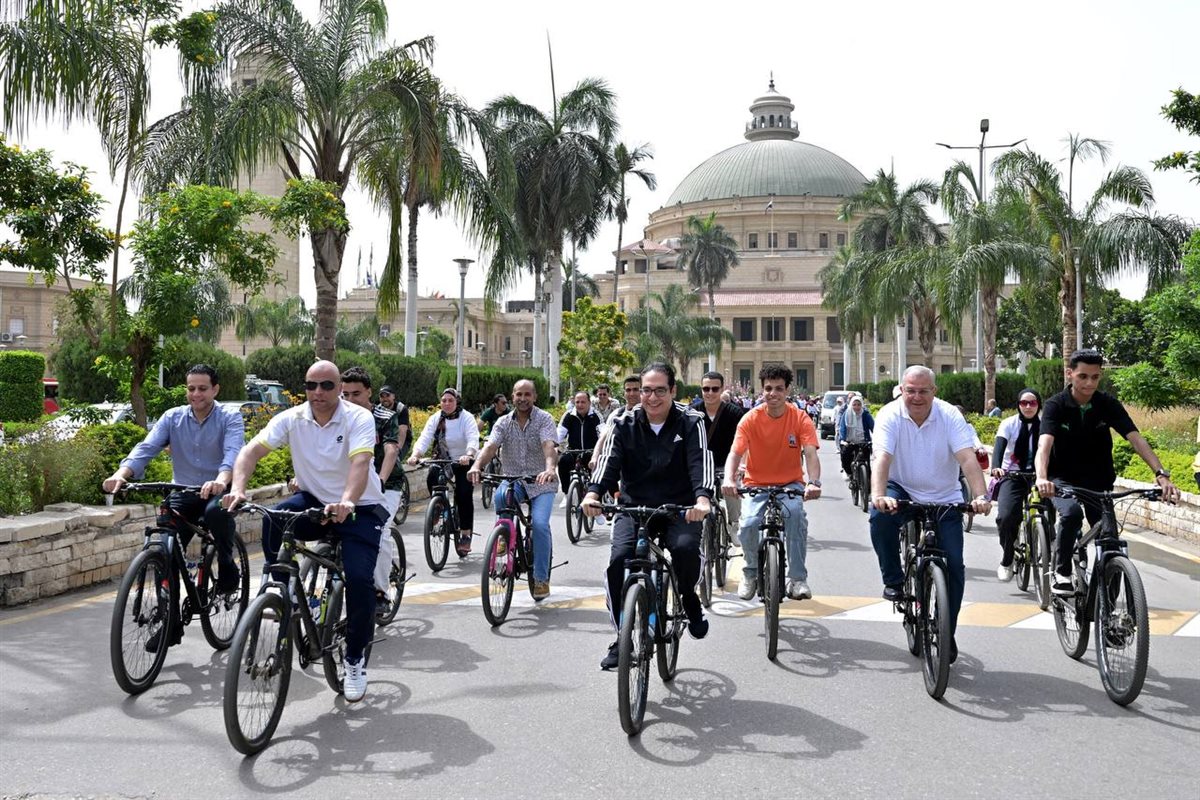 بحضور العمداء و500 طالب.. رئيس جامعة القاهرة يشارك الطلاب ماراثون الدراجات ومباراة كرة قدم