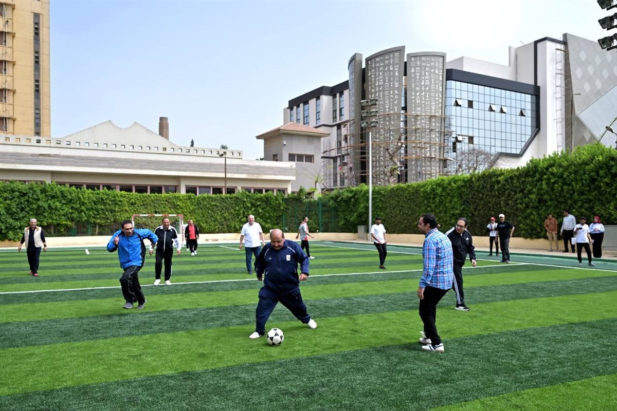 بحضور العمداء و500 طالب.. رئيس جامعة القاهرة يشارك الطلاب ماراثون الدراجات ومباراة كرة قدم