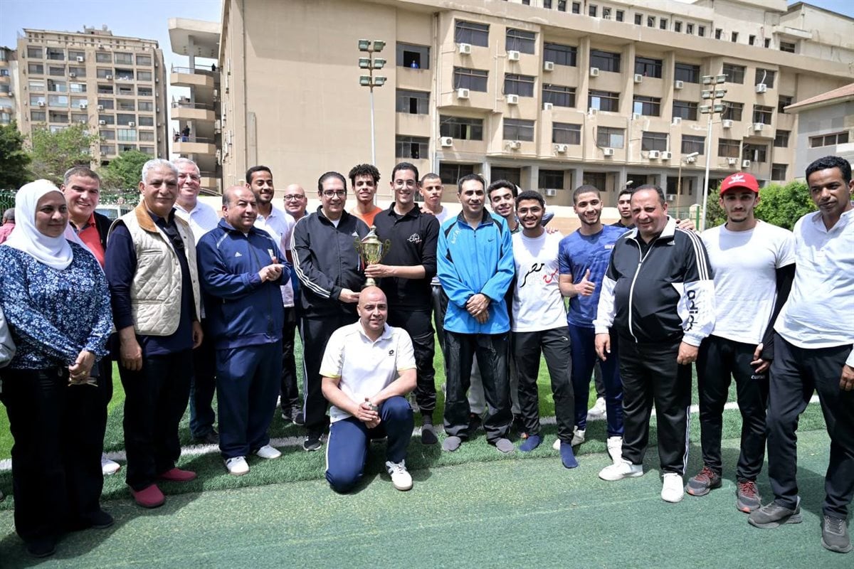 بحضور العمداء و500 طالب.. رئيس جامعة القاهرة يشارك الطلاب ماراثون الدراجات ومباراة كرة قدم