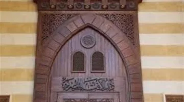 أمين الفتوى: يجوز للمرأة وضع الكحل الأزرق أو الأخضر خارج البيت بشروط