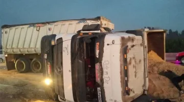 انقلاب تريلا أعلى الطريق الأوسطي باتجاه الفيوم