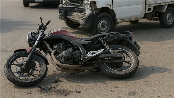 إصابة 3 أشخاص في حادث تصادم موتوسيكل وسيارة بالأقصر إصابة 3 أشخاص في حادث تصادم موتوسيكل وسيارة بالأقصر