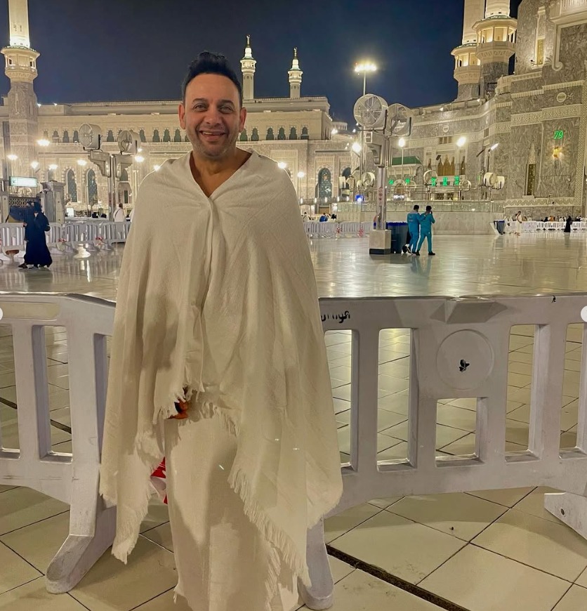 مصطفى قمر يودي مناسك العمرة ويشارك الجمهور بعدة صورة له من مكة