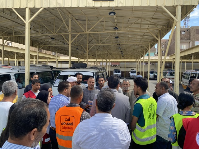 نائب محافظ الأقصر وحملة على المواقف للتوعية ضد الإدمان