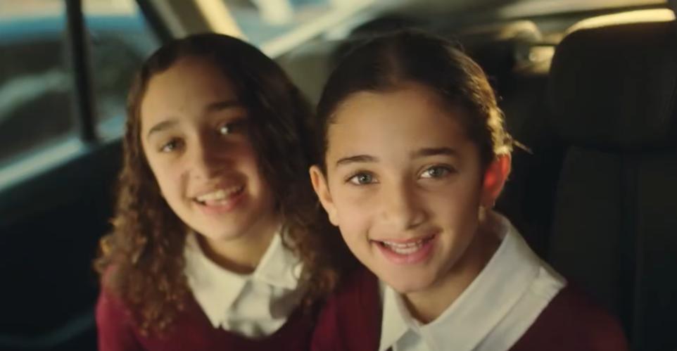 لقطات من إعلان كريم محمود عبد العزيز رفقة ابنتيه في إعلانه الجديد لبنك ABC