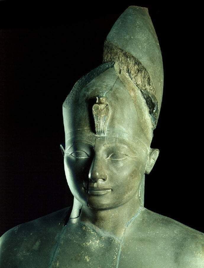 تمثال للملك تحتمس الثالث