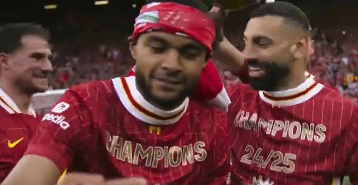 بعد التتويج بلقب بريميرليج.. محمد صلاح يرفض الاحتفال بالخمر مع داروين نونيو