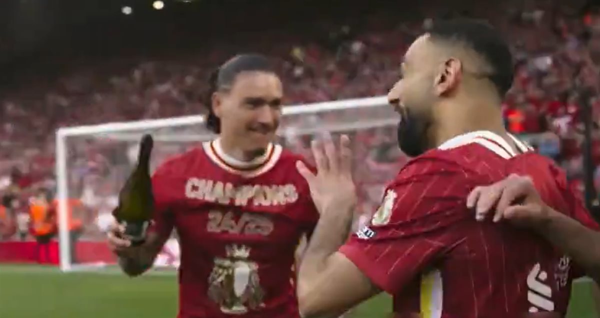 بعد التتويج بلقب بريميرليج.. محمد صلاح يرفض الاحتفال بالخمر مع داروين نونيو