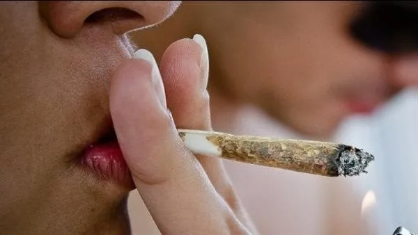 الأمن يستجيب لاستغاثة مواطنين ويضبط متعاطين للمخدرات أمام مدرسة بالقاهرة الأمن يستجيب لاستغاثة مواطنين ويضبط متعاطين للمخدرات أمام مدرسة بالقاهرة