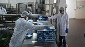 وزير الصناعة: لن نغلق أي منشأة صناعية.. ونمنحها فرصة لتصحيح أوضاعها