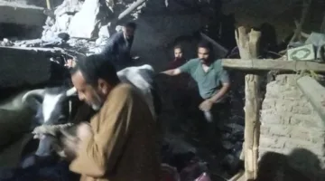 استخراج مواشي وأغنام من تحت انقاض عقار أسيوط المنهار