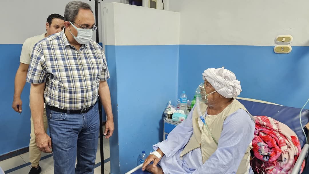 داخل سيارة 2 كابينة.. زيارة مفاجئة من محافظ قنا لمستشفى الصدر ليلًا وتوجيه بنظافة الحمامات | صور داخل سيارة 2 كابينة.. زيارة مفاجئة من محافظ قنا لمستشفى الصدر ليلًا وتوجيه بنظافة الحمامات | صور