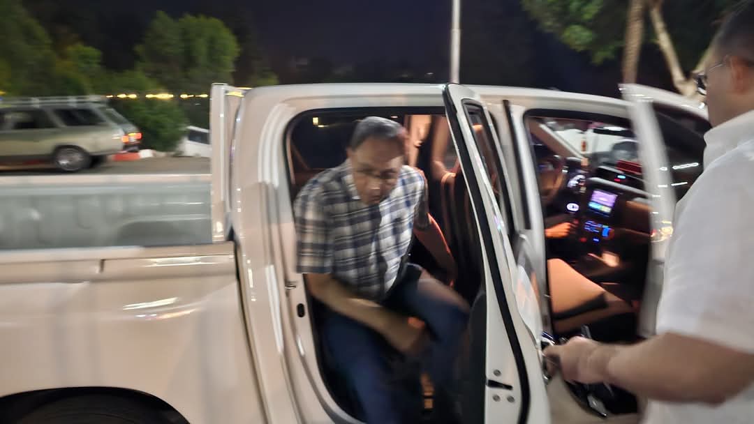 داخل سيارة 2 كابينة.. زيارة مفاجئة من محافظ قنا لمستشفى الصدر ليلًا وتوجيه بنظافة الحمامات | صور داخل سيارة 2 كابينة.. زيارة مفاجئة من محافظ قنا لمستشفى الصدر ليلًا وتوجيه بنظافة الحمامات | صور