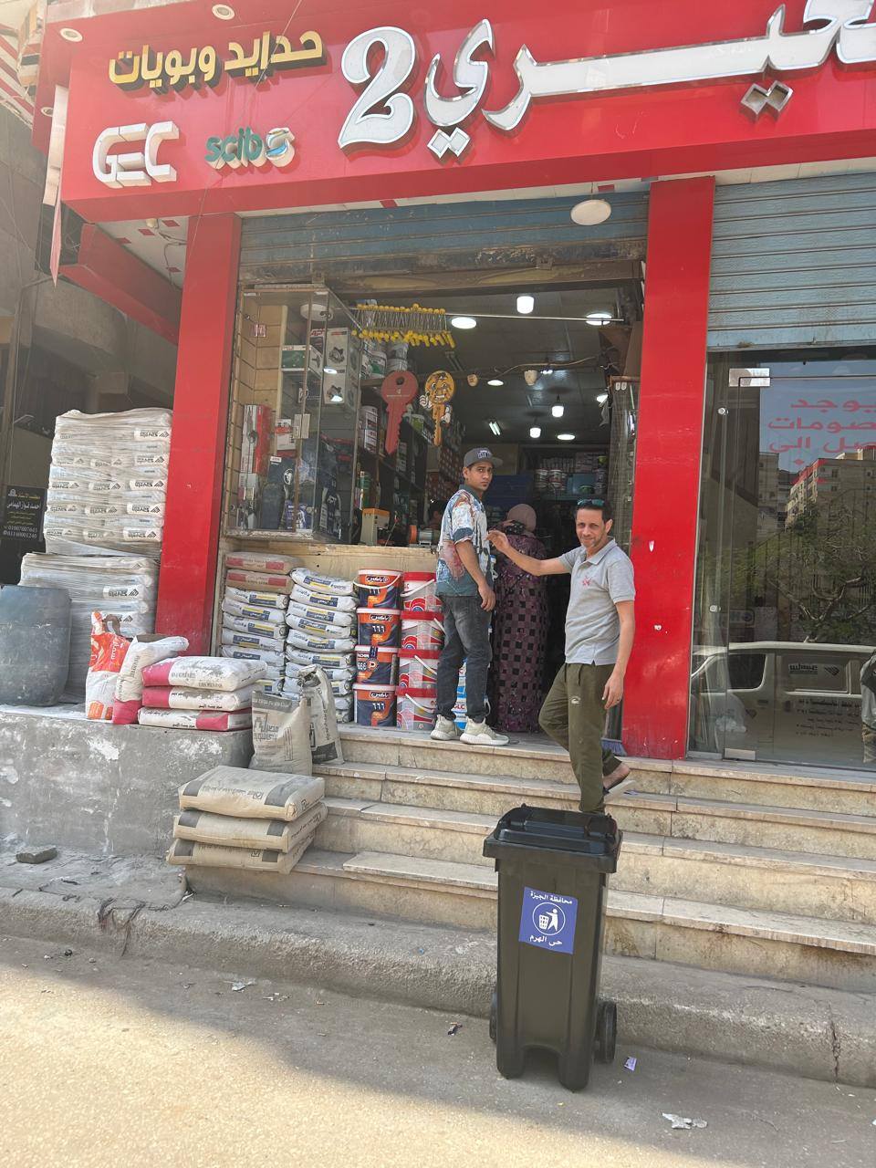 رئيس حي الهرم: إلزام أصحاب المحال التجارية والمطاعم بوضع صناديق قمامة أمامها|