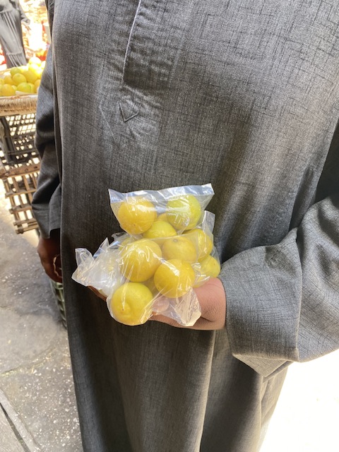 احمد واكياس ليمون صغيرة لمواجهة غلاء سعرة 