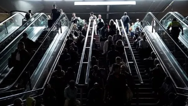 بعد مرور أكثر من 14 ساعة.. عودة التيار الكهربائي لـ إسبانيا والبرتغال بعد مرور أكثر من 14 ساعة.. عودة التيار الكهربائي لـ إسبانيا والبرتغال