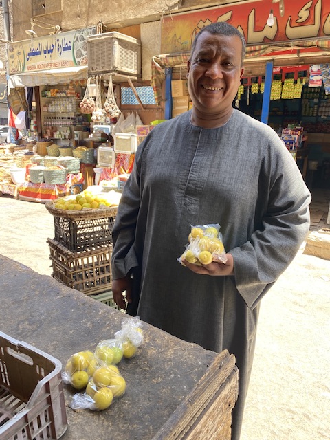 احمد واكياس ليمون صغيرة لمواجهة غلاء سعرة 