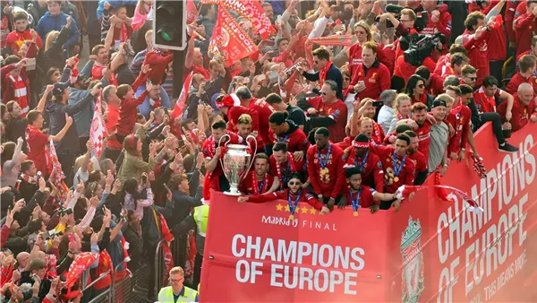 بحضور 750 ألف مشجع.. ليفربول يخطط لاحتفال تاريخي بالدوري الإنجليزي يوم 26 مايو بحضور 750 ألف مشجع.. ليفربول يخطط لاحتفال تاريخي بالدوري الإنجليزي يوم 26 مايو