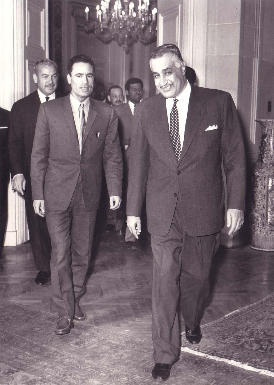 الرئيس الراحل جمال عبد الناصر ومعمر القذافي 