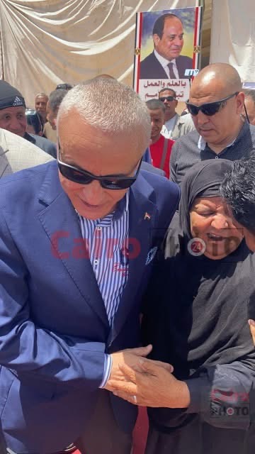 محافظ الأقصر يصطحب مسنة بسيارتة من حرارة الجو