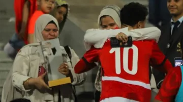 محمد عبد الله لاعب منتخب الشباب يهدى والدته جائزة رجل مباراة مصر وجنوب إفريقيا