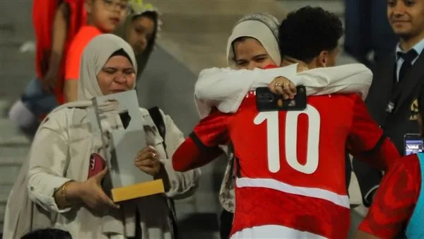 محمد عبد الله لاعب منتخب الشباب يهدى والدته جائزة رجل مباراة مصر وجنوب إفريقيا محمد عبد الله لاعب منتخب الشباب يهدى والدته جائزة رجل مباراة مصر وجنوب إفريقيا