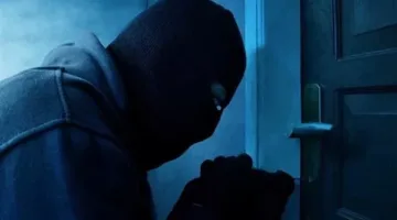 في عز النهار.. لص يسرق محتويات مسجد بالإسماعيلية والأهالي يضبطونه قبل هروبه