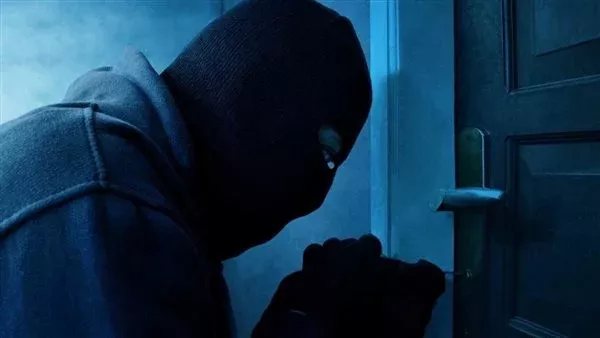 في عز النهار.. لص يسرق محتويات مسجد بالإسماعيلية والأهالي يضبطونه قبل هروبه