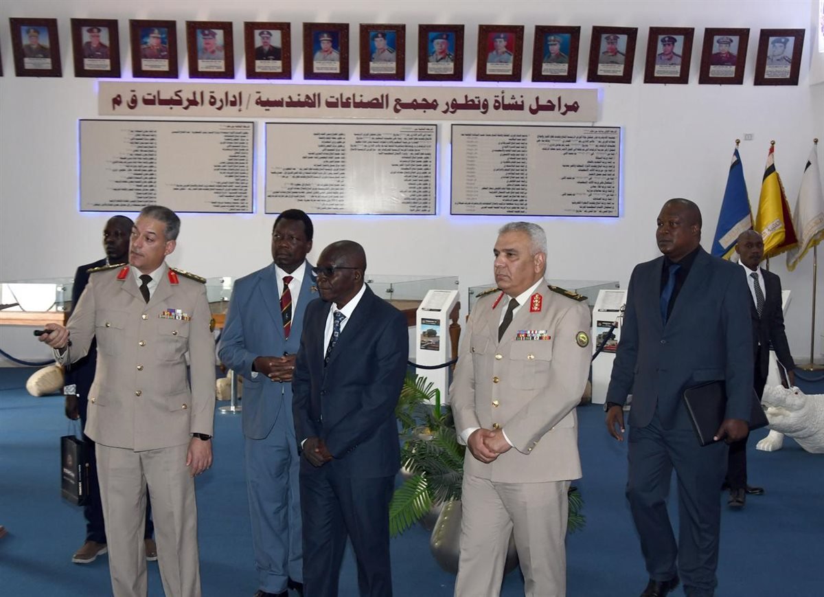 مجمع الصناعات الهندسية لإدارة المركبات بالقوات المسلحة يستقبل وفد أوغندي