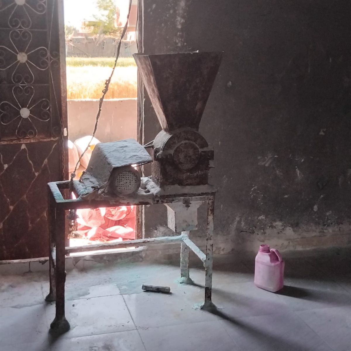 ضبط منشأة مخالفة لإنتاج المخصبات الزراعية بالمنوفية 