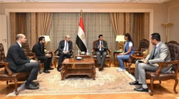 وزيرا الشباب والطيران يبحثان سبل دعم أبطال مصر في الإسكواش