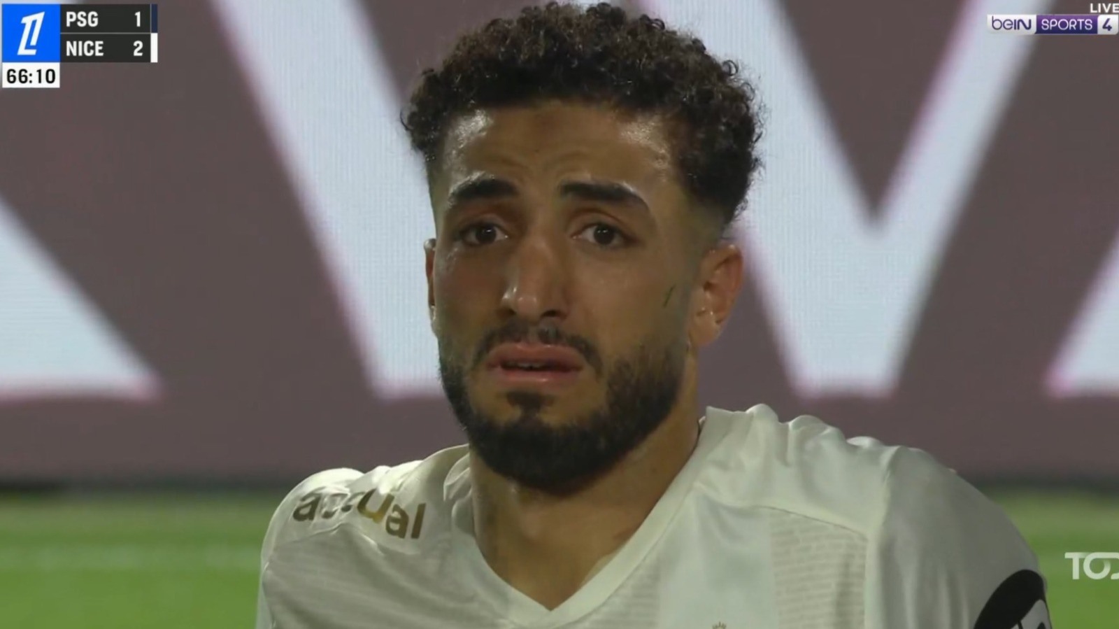 May be an image of 1 person، playing football، playing soccer and text that says '1 1 2 Z PSG NICE 66:10 LIVE bein SPORTS + azal TO'